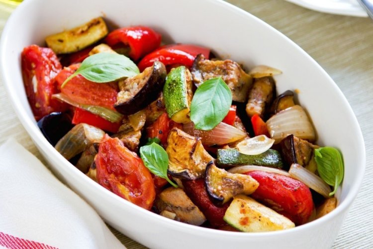 Салат из запеченных овощей с медом