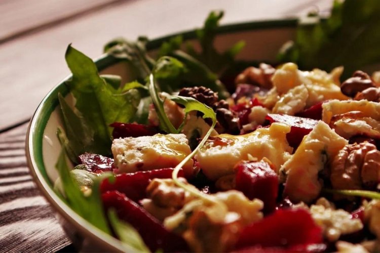 Салат из запеченных овощей с грецкими орехами