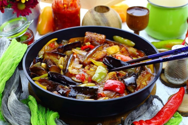 Баклажаны с овощами в кисло-сладком соусе