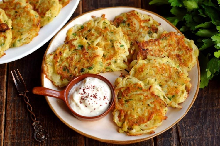 Постные луковые котлеты с овощами