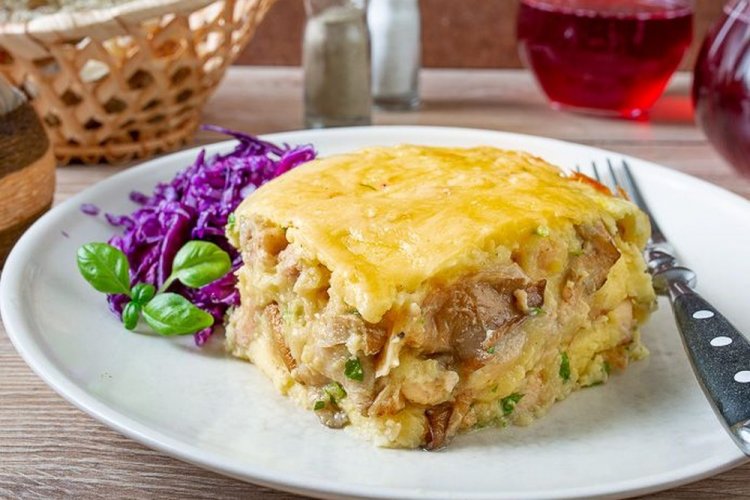 Картофельная запеканка с курицей, беконом и грибами