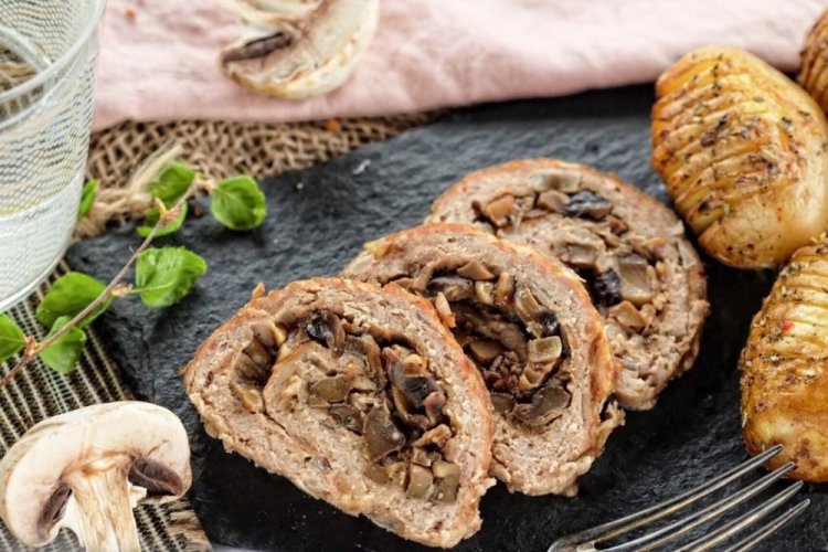 Рулет из фарша с грибами