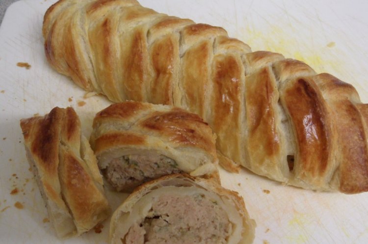 Рулет из фарша в тесте