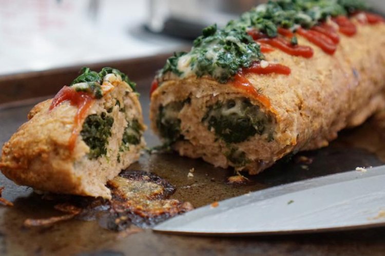 Рулет из фарша со шпинатом и сыром