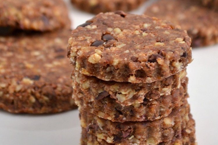 Миндальное печенье с финиками без выпечки