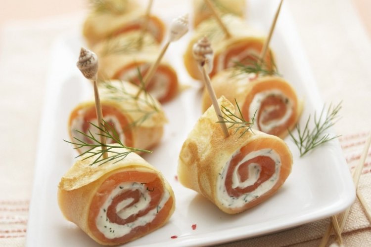 Рулетики из блинов с лососем