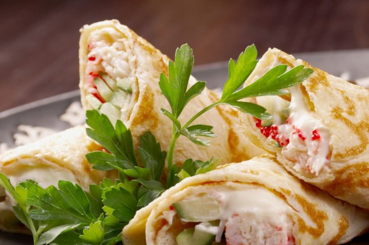 Рулетики из блинов с крабовыми палочками