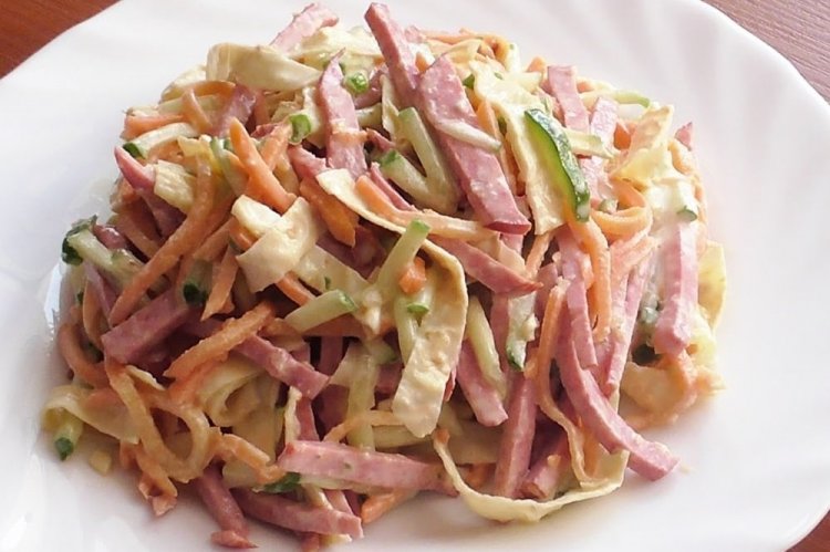 Салат с блинами и копченой колбасой