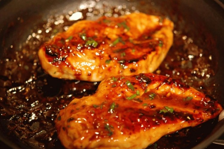 Целое куриное филе в медово-соевом соусе