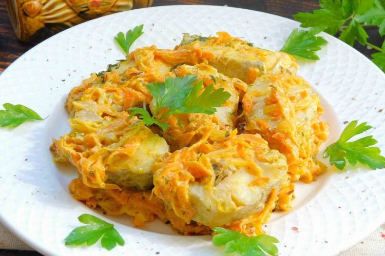 Тушеный минтай в сметане