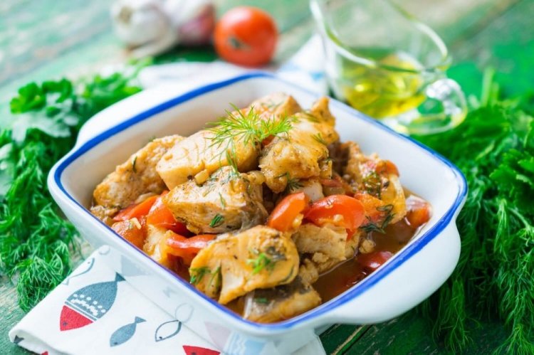 Тушеный минтай с болгарским перцем