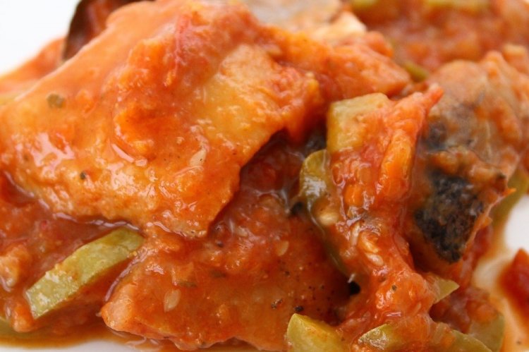 Тушеный минтай с кабачками