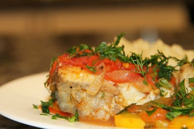 Тушеный минтай с помидорами