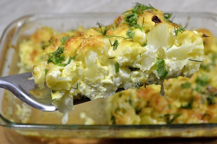 Цветная капуста с курицей в яичной заливке