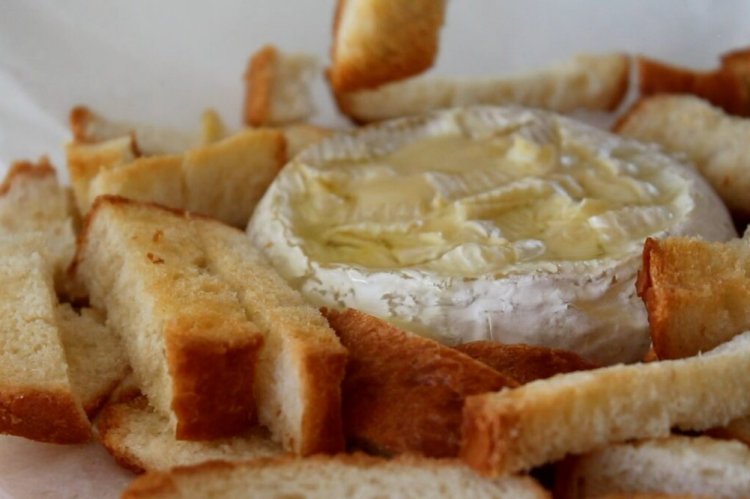 Сыр Бри с гренками в духовке