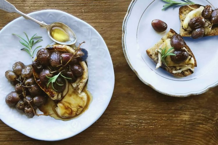 Сыр Бри с виноградом в духовке