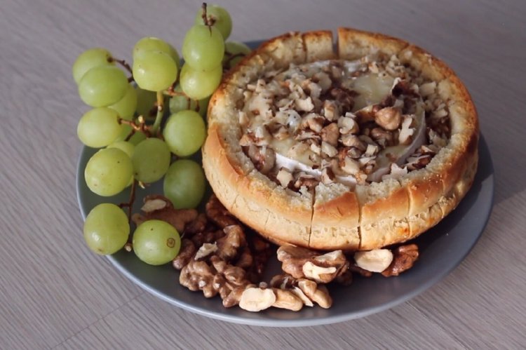 Сыр Бри в булочке в духовке