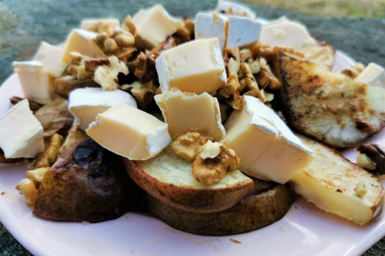 Сыр Бри с грушей в духовке