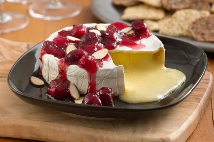Сыр Бри с ягодой и миндалем в духовке