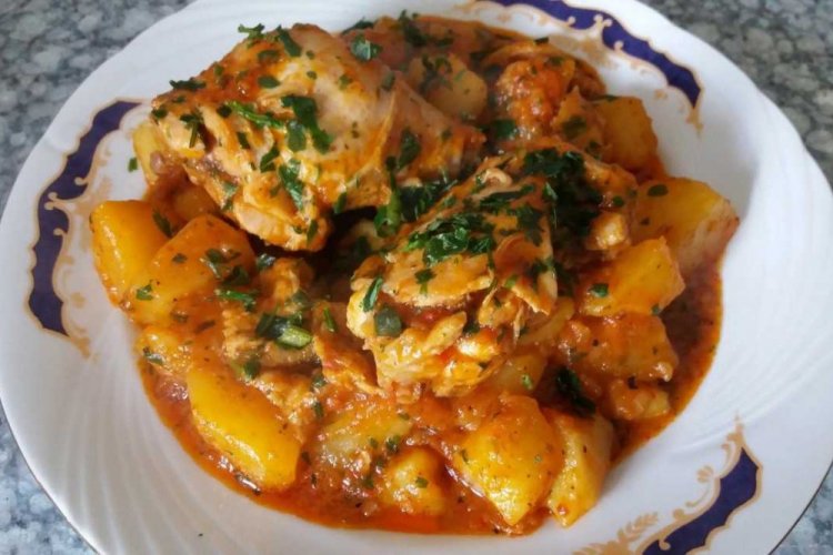 Курица с картошкой в томатном соусе