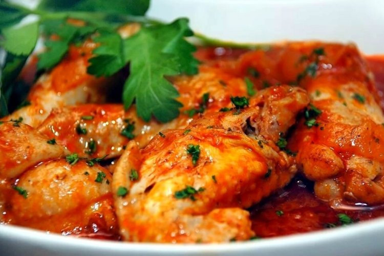 Курица с яблоками в томатном соусе