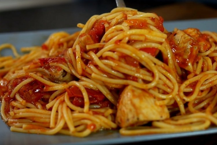 Паста с курицей в томатном соусе