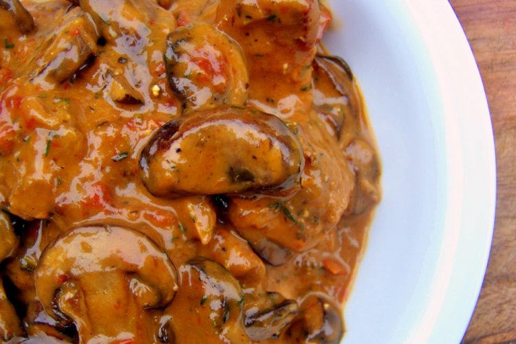 Курица с грибами в томатном соусе