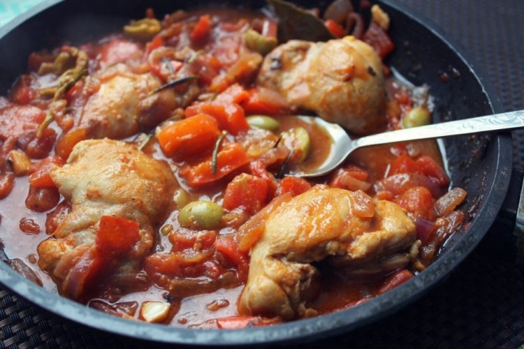 Курица с овощами в томатном соусе