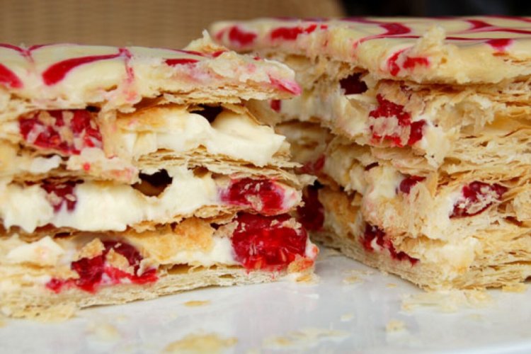 Торт Наполеон из слоеного теста с малиной