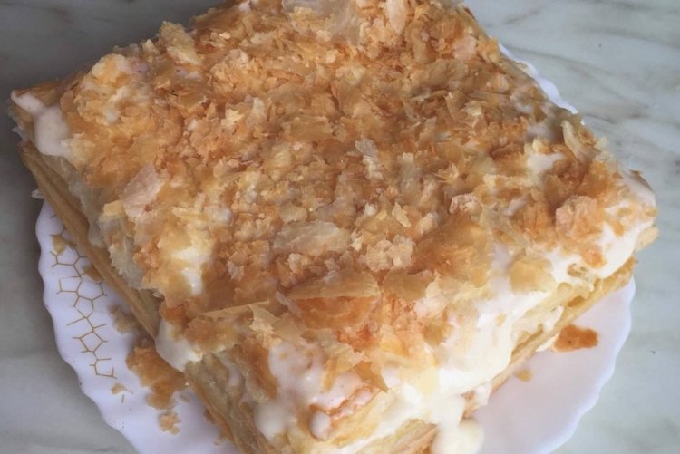 Наполеон из слоеного теста со сливками