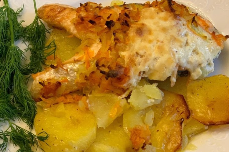 Красная рыба с картошкой и сливочным соусом в духовке