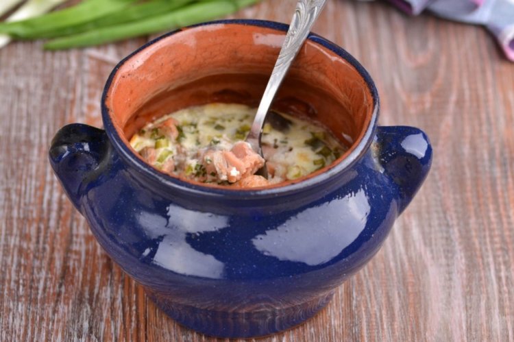 Красная рыба с картошкой в горшочках