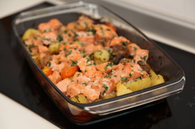 Красная рыба с картошкой и помидорами черри в духовке