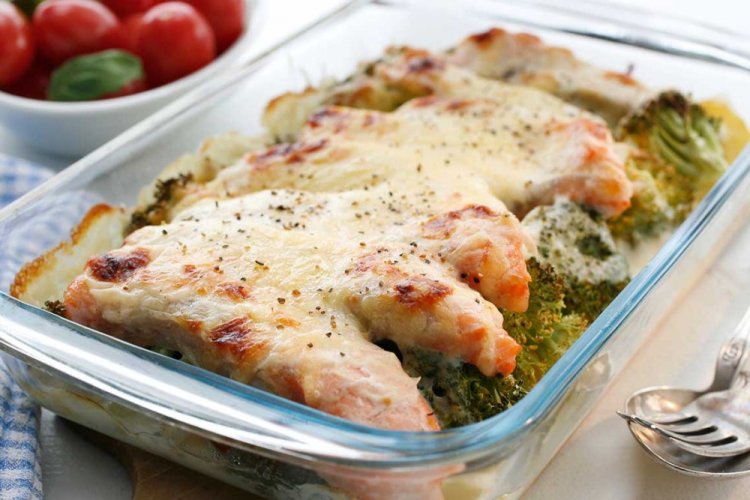 Красная рыба с картошкой и брокколи в сметане