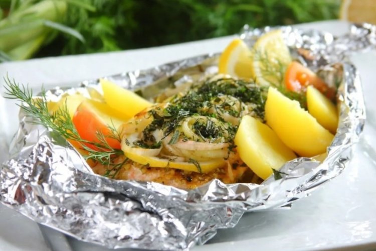 Красная рыба с картошкой и цитрусами в фольге