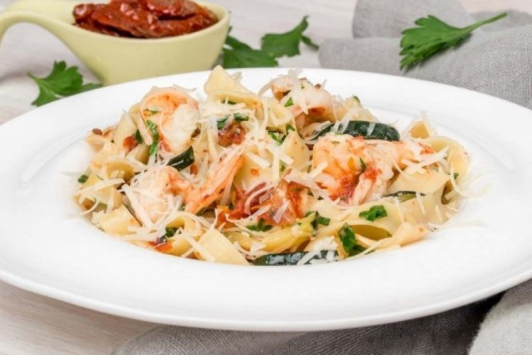 Паста с мидиями, креветками и лососем