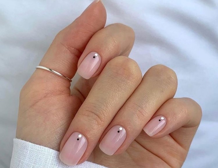 Минималистичный летний маникюр