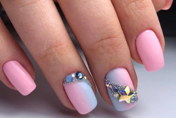 Летний маникюр со стразами