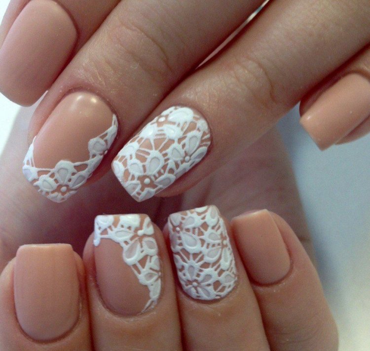 Кружевной маникюр на короткие ногти