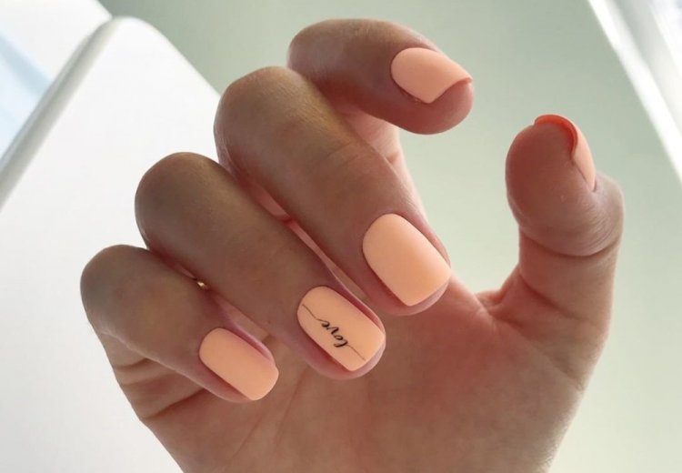 Персиковый летний маникюр 2024