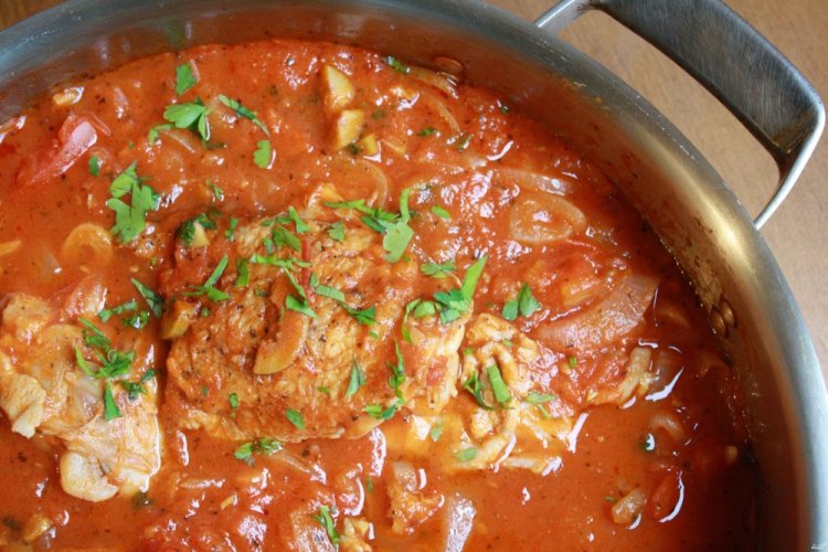 Гуляш из курицы с беконом и подливкой