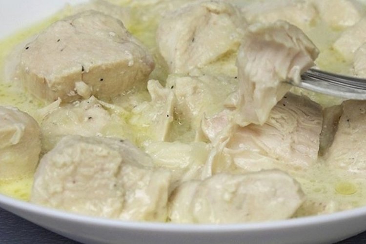 Гуляш из курицы со сметанной подливкой