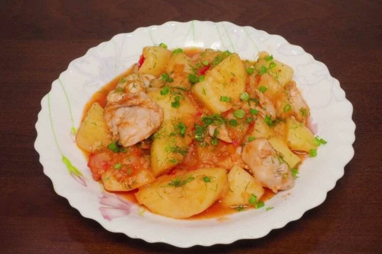 Гуляш из курицы с картошкой и подливкой