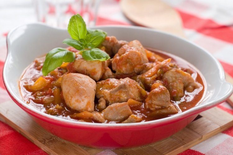 Гуляш из курицы с болгарским перцем и подливкой