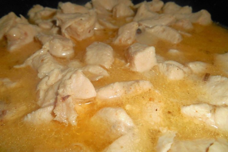 Гуляш из курицы с подливкой на белом вине