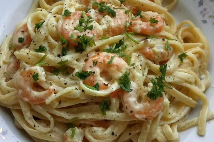 Паста с креветками и беконом