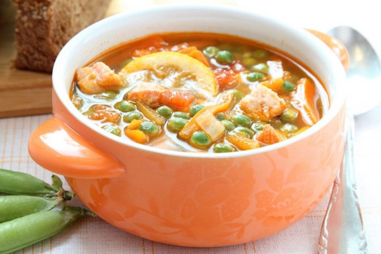 Суп из красной рыбы с зеленым горошком