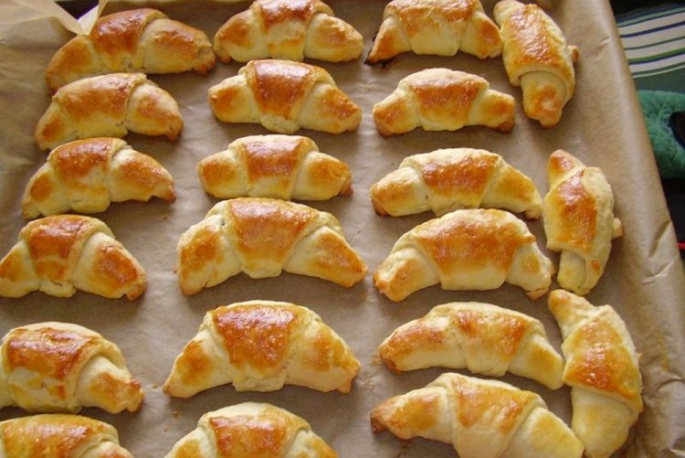 Рогалики из слоеного теста с творожным сыром