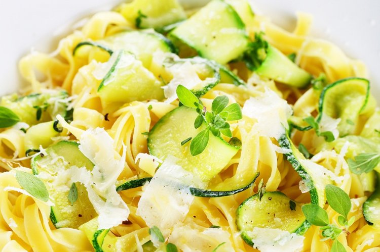 Салат с макаронами, цукини и пармезаном
