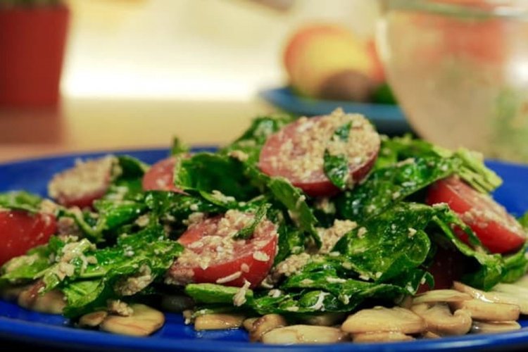 Салат со шпинатом, грибами и пармезаном